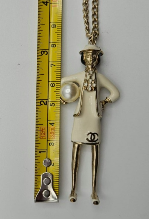 Chanel CC Logo B12A Coco Mademoiselle Figurine Charm Pendant Necklace Gold Pearl8