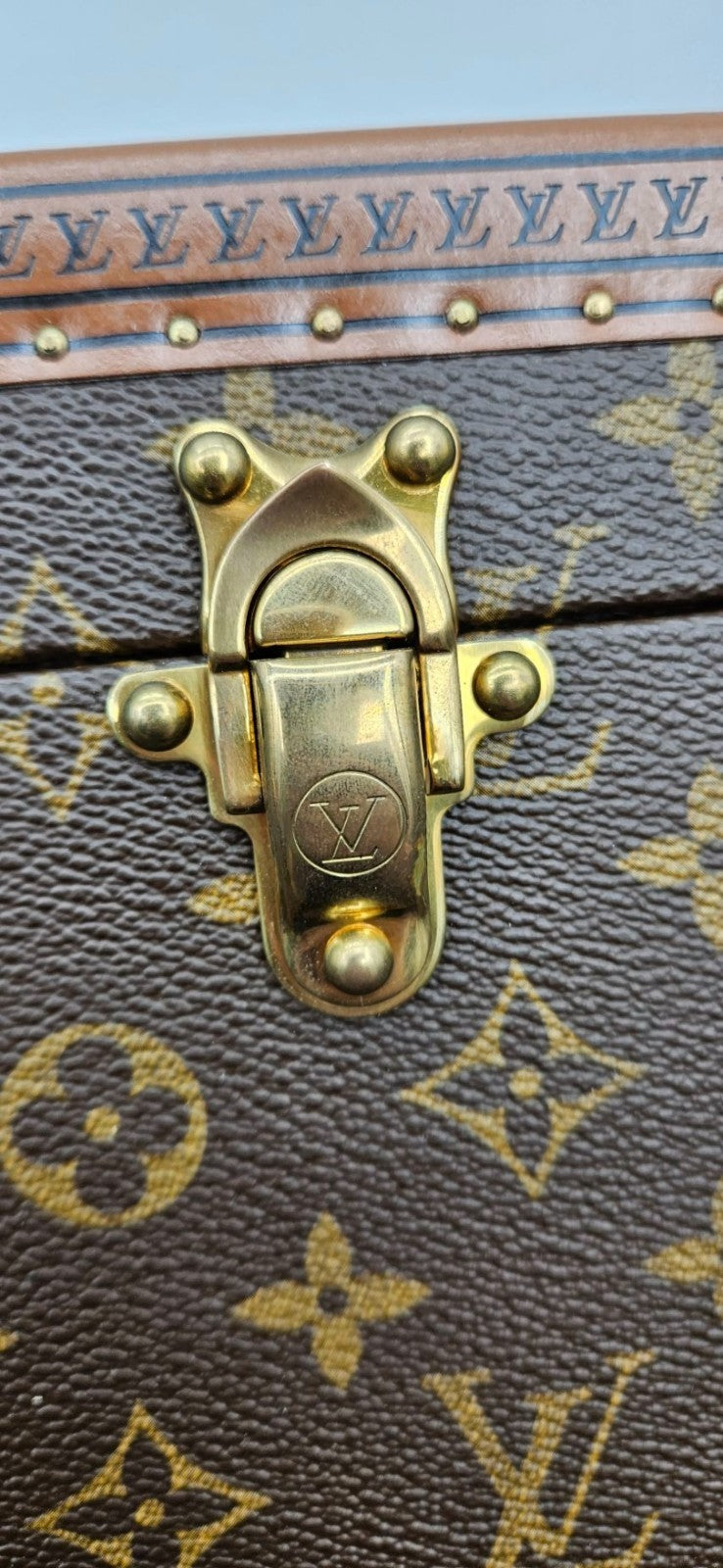 Louis Vuitton Bisten 70 Monogram Canvas Hard Sided Suitcase M21324 Keys Cover6