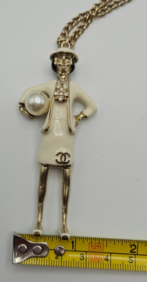 Chanel CC Logo B12A Coco Mademoiselle Figurine Charm Pendant Necklace Gold Pearl7