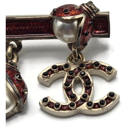 Chanel Gold Enamel Ladybug & Pearl Dangling Brooch A97981 Z5712 Spring 2018 VTG